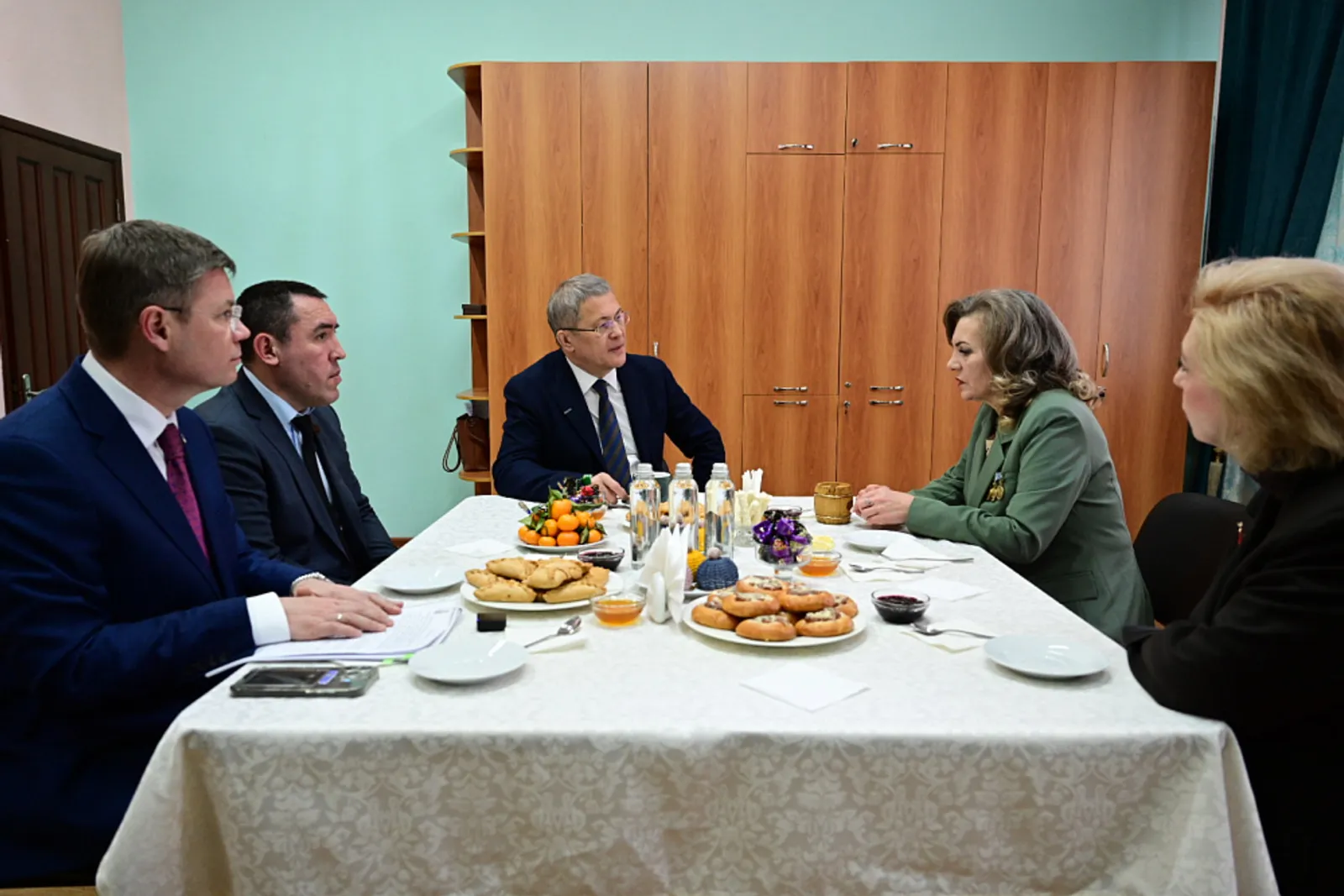 Республика Башлыгы Белоретта яугирләрнең гаиләләре белән очрашты