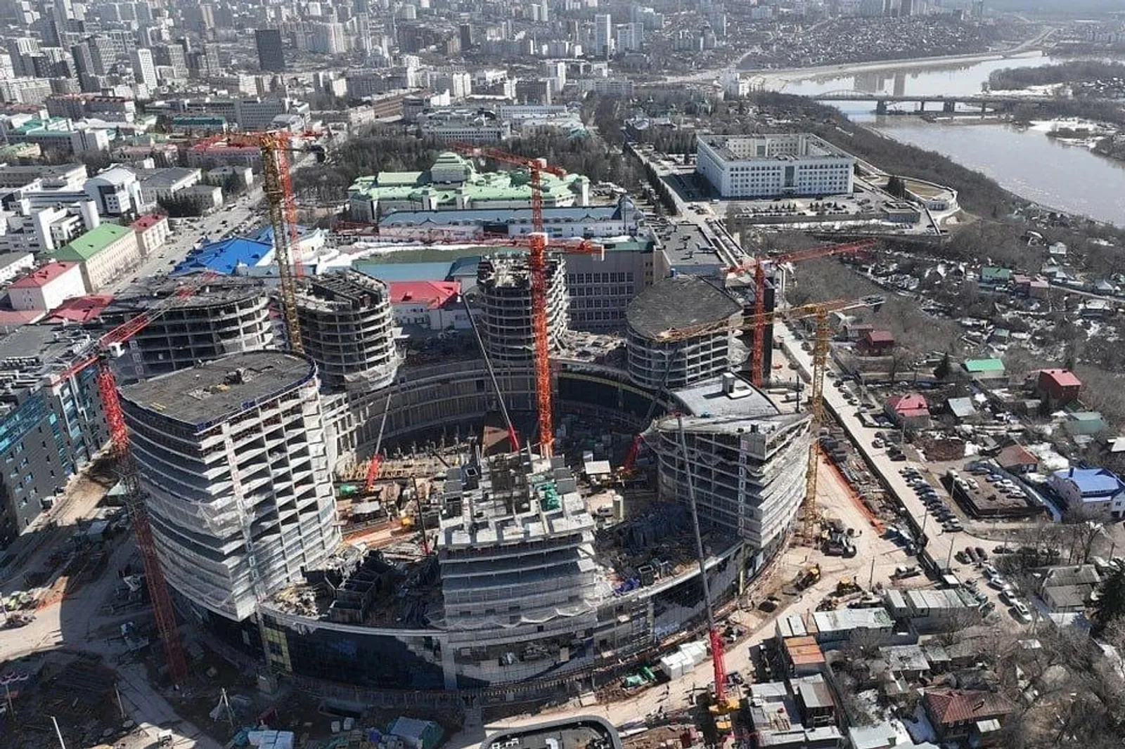 Зур төзелешләр дәвам итә