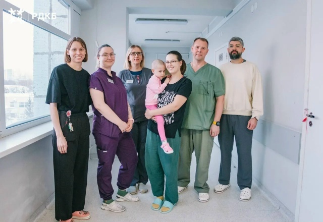 Әтисе тәрәзәдән ыргыткан өч яшьлек кызның баш сөягенә операция ясаганнар