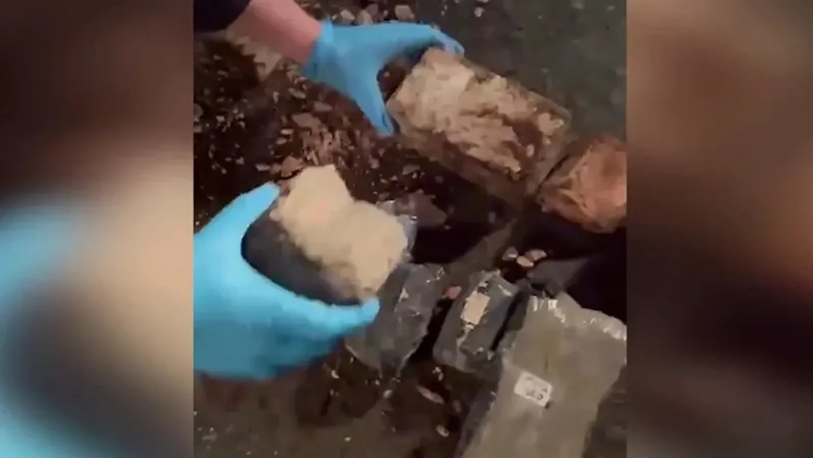 Кирпеч араларында наркотиклар саклаган