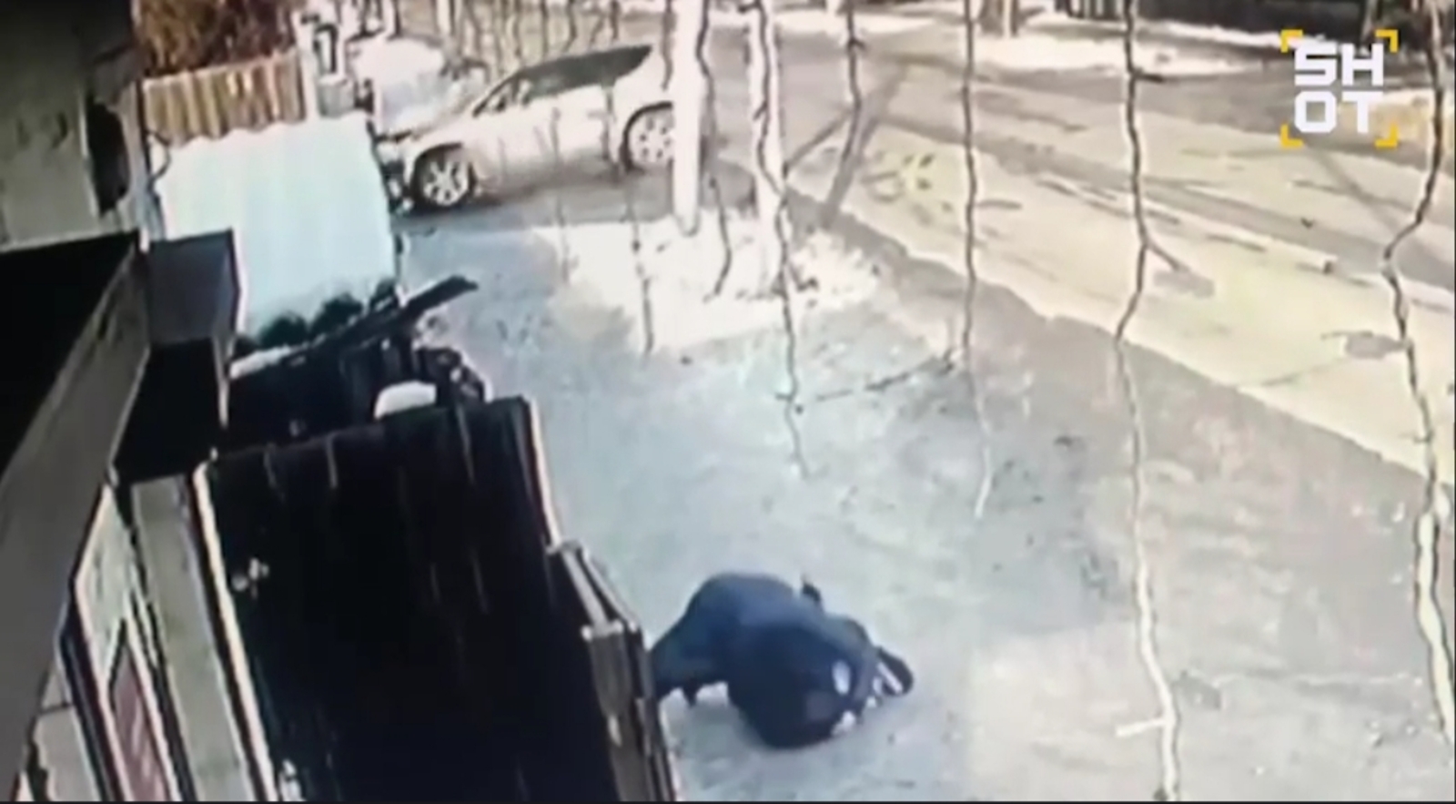 Кыз баланы җиргә егып үпкән педофилны эзлиләр (Видео)