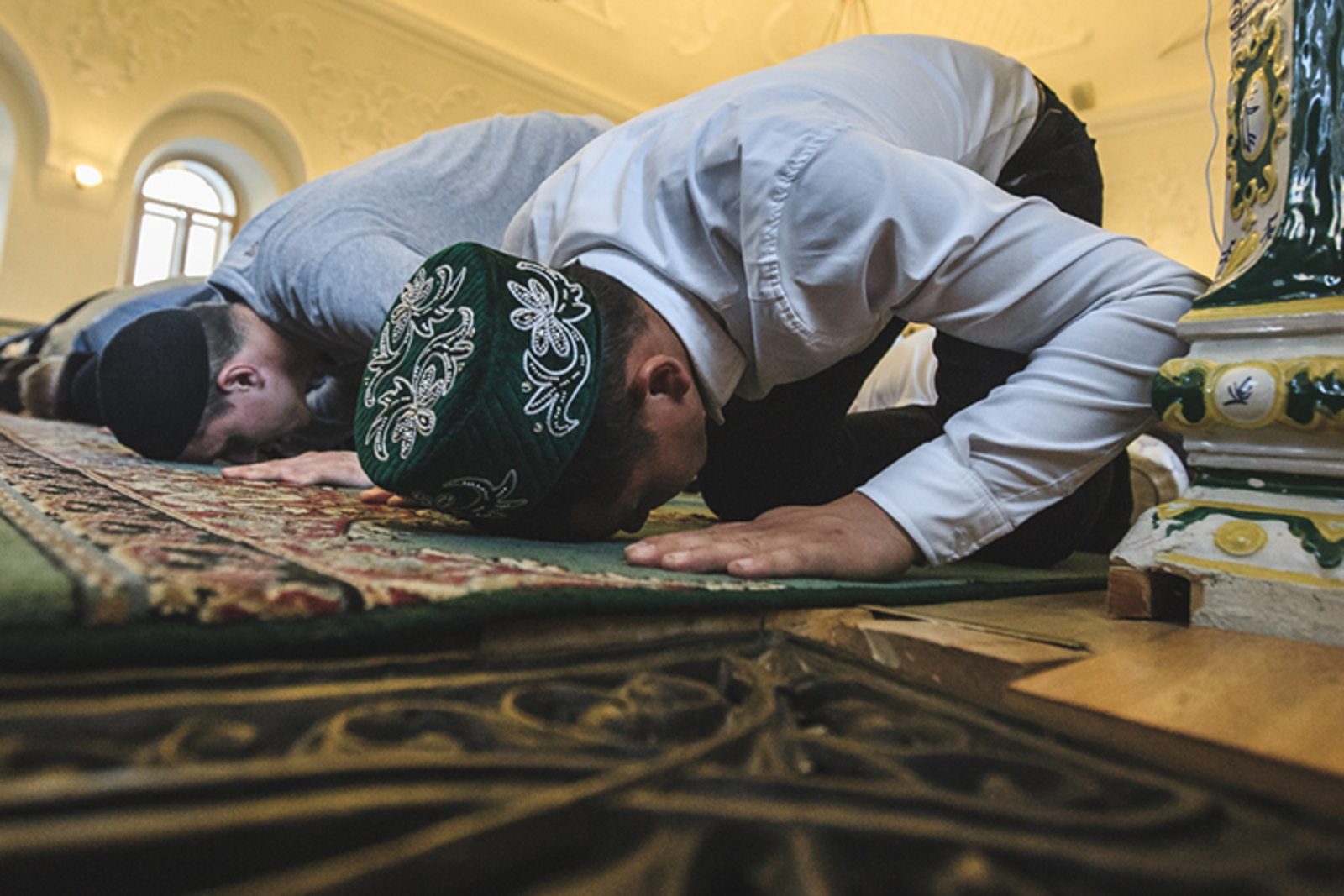 Первый ночь в исламе. Молятся в мечети. Мусульмане в мечети. Что такое намаз у мусульман. Поклонение мусульман.