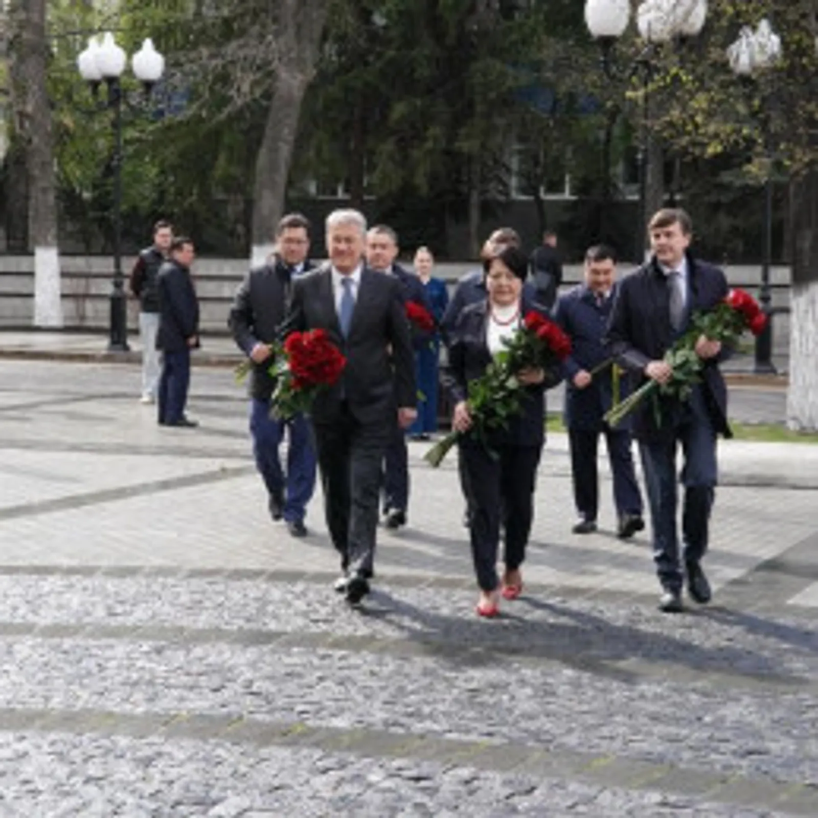 Кунаклар Акмулла һәйкәленә чәчәкләр салды