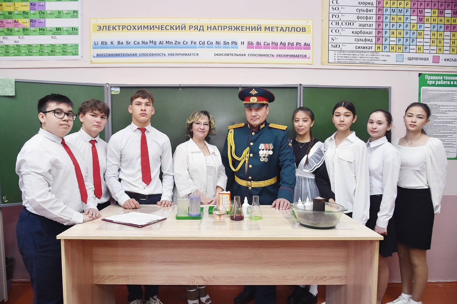 Яугир туган авылы мәктәбендә химия кабинетын җиһазларга ярдәм күрсәткән