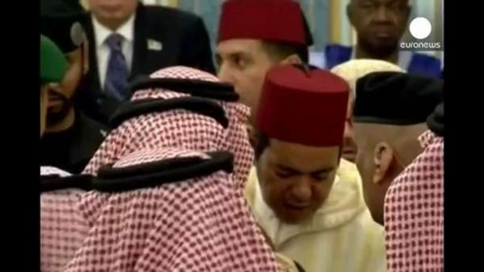 Әниләрен карау өчен...