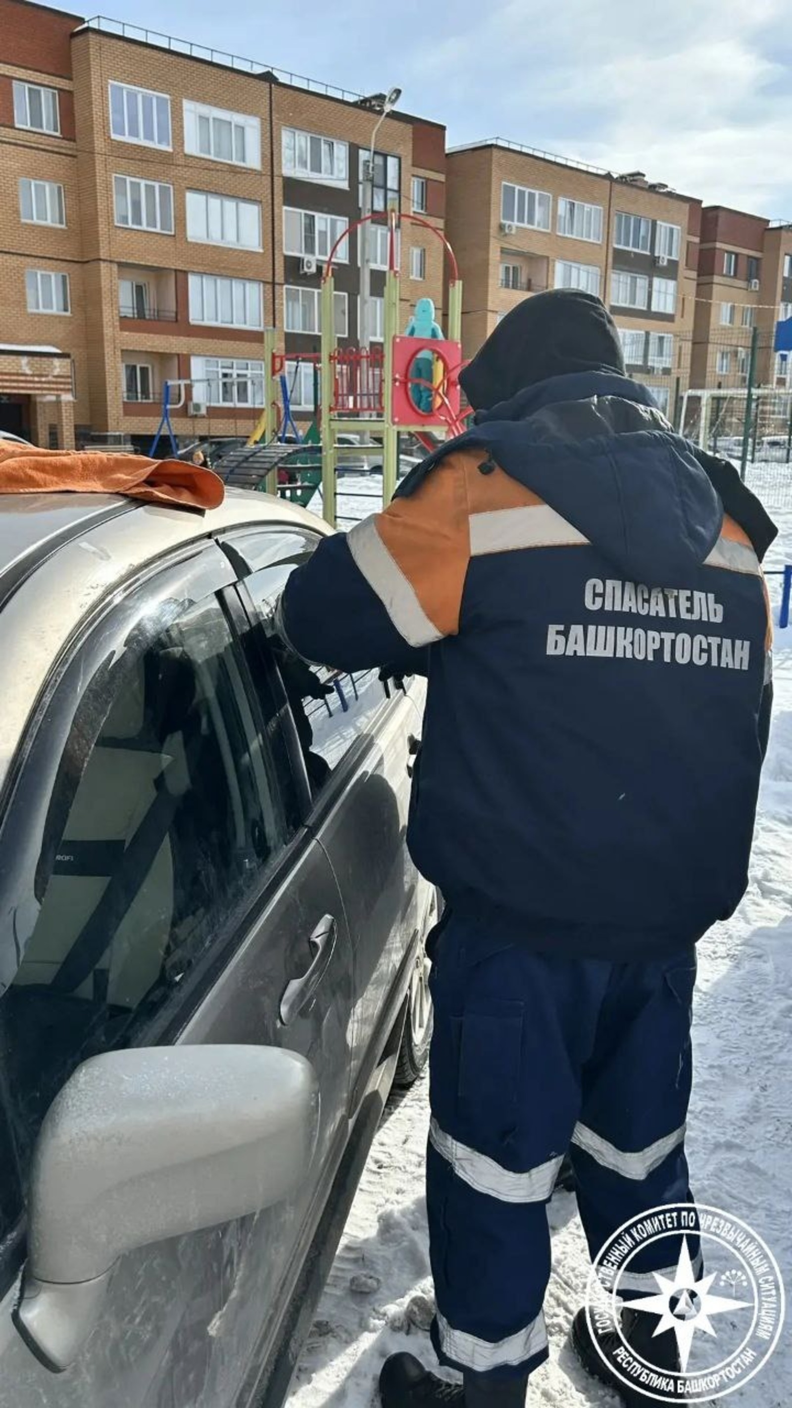 Бала машинада бикләнеп калган