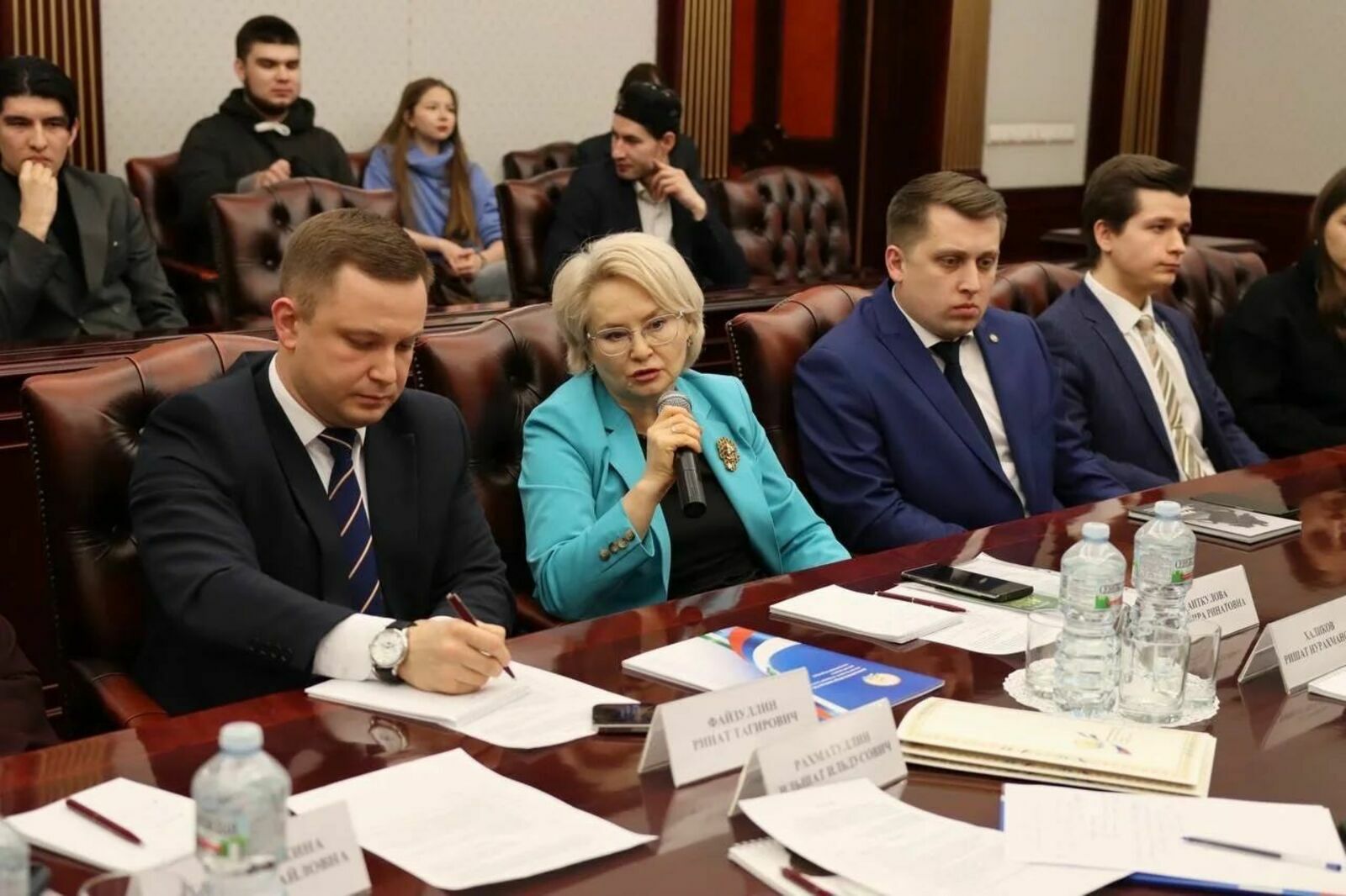 Мәскәүдә студент яшьләр әйдәүче сәясәтчеләр белән очрашты