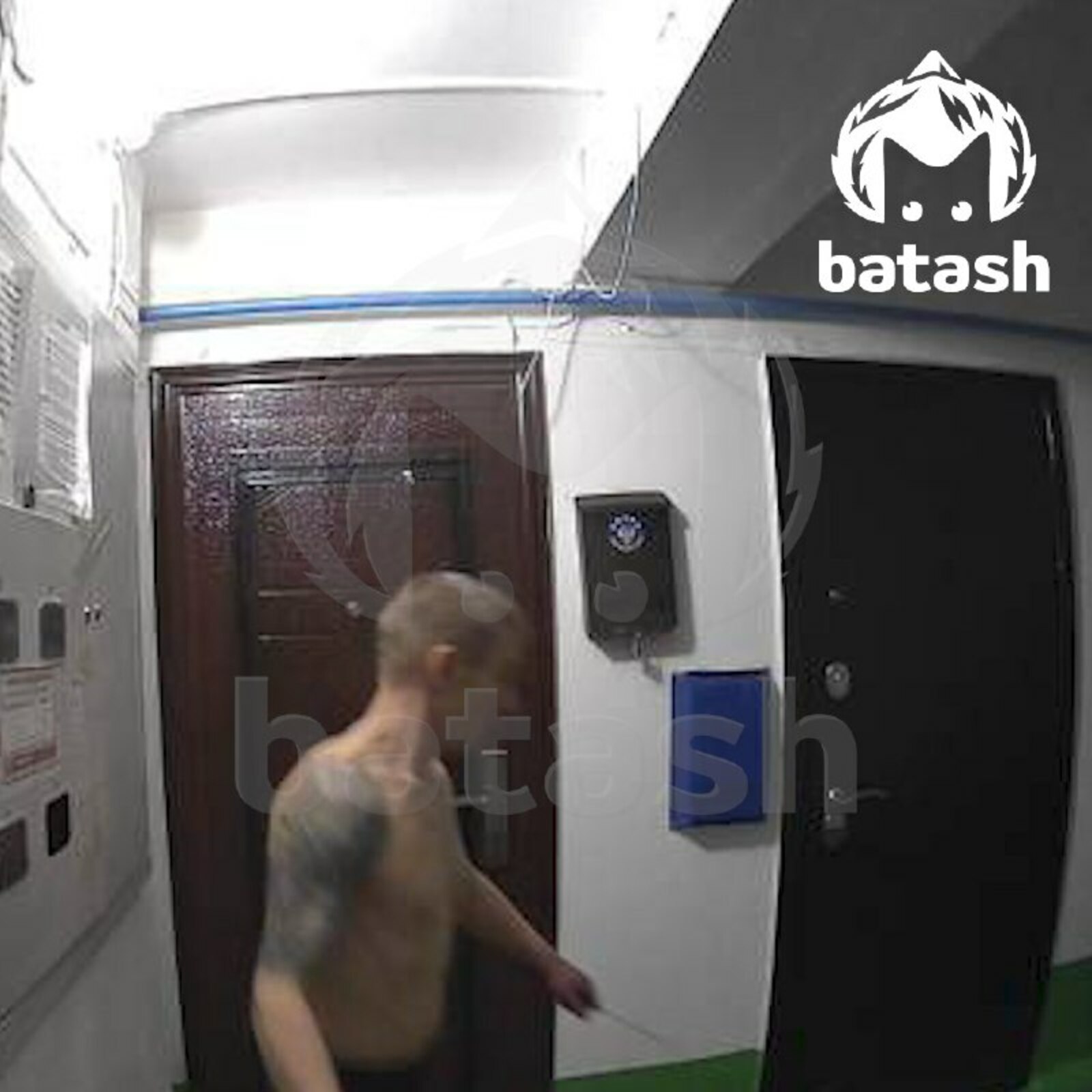 Пычак белән күршеләрнең ишекләрен бәргәли һәм фатирга ут төртә