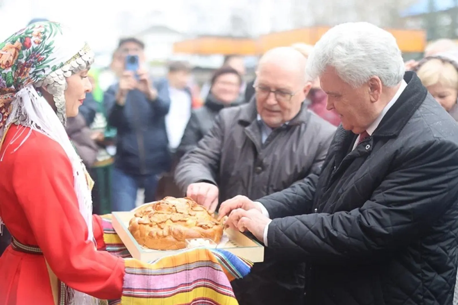 Дуслык җепләре ныгый!