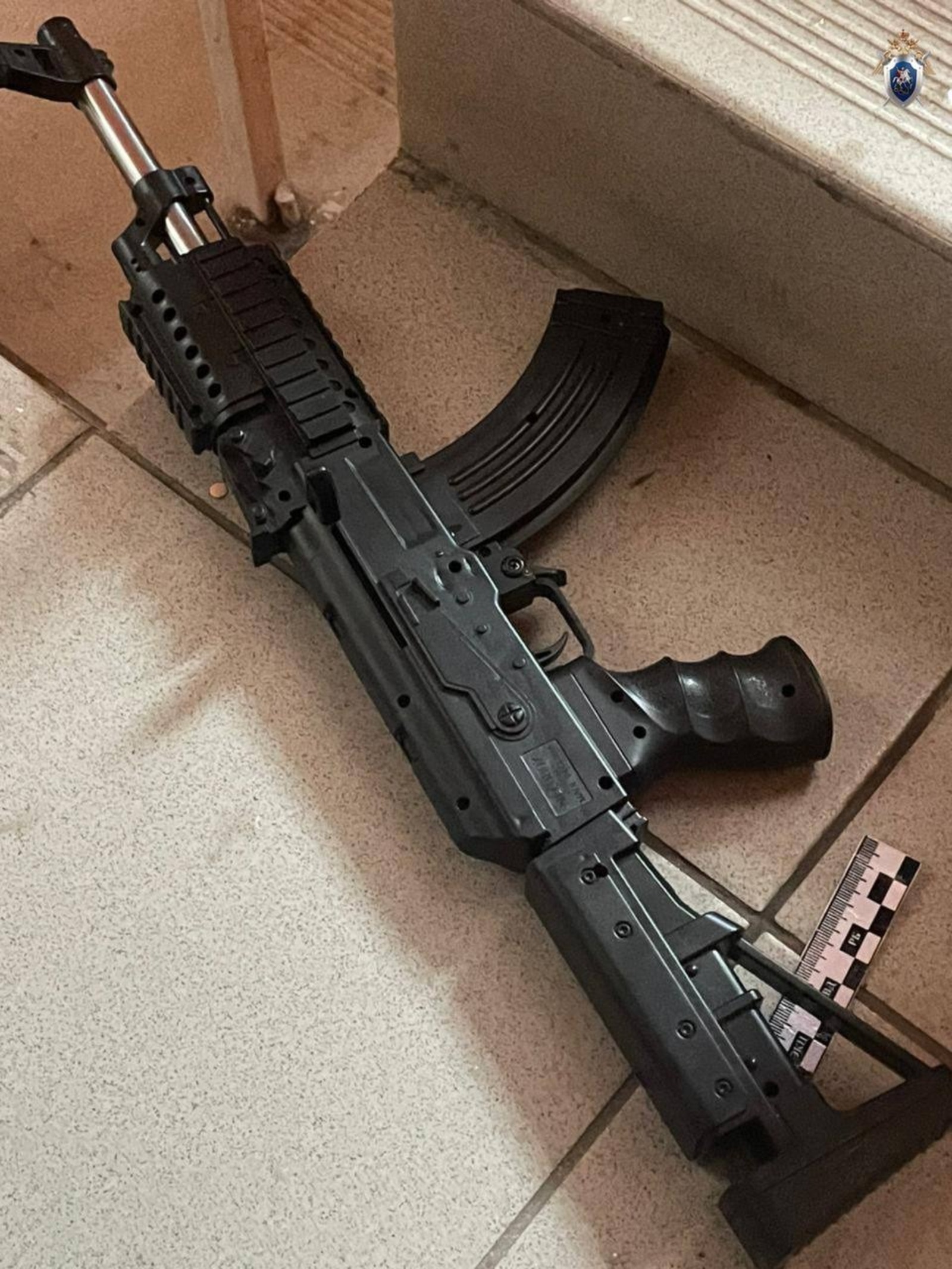 Тугызынчы класс укучысы файдаланган корал уенчык булган