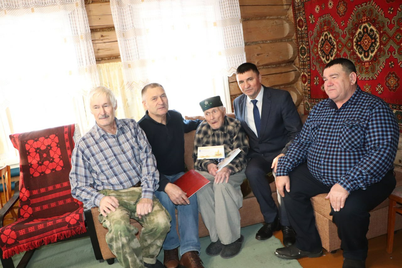 Ветеранны якынлашып килүче Яңа ел белән котладылар