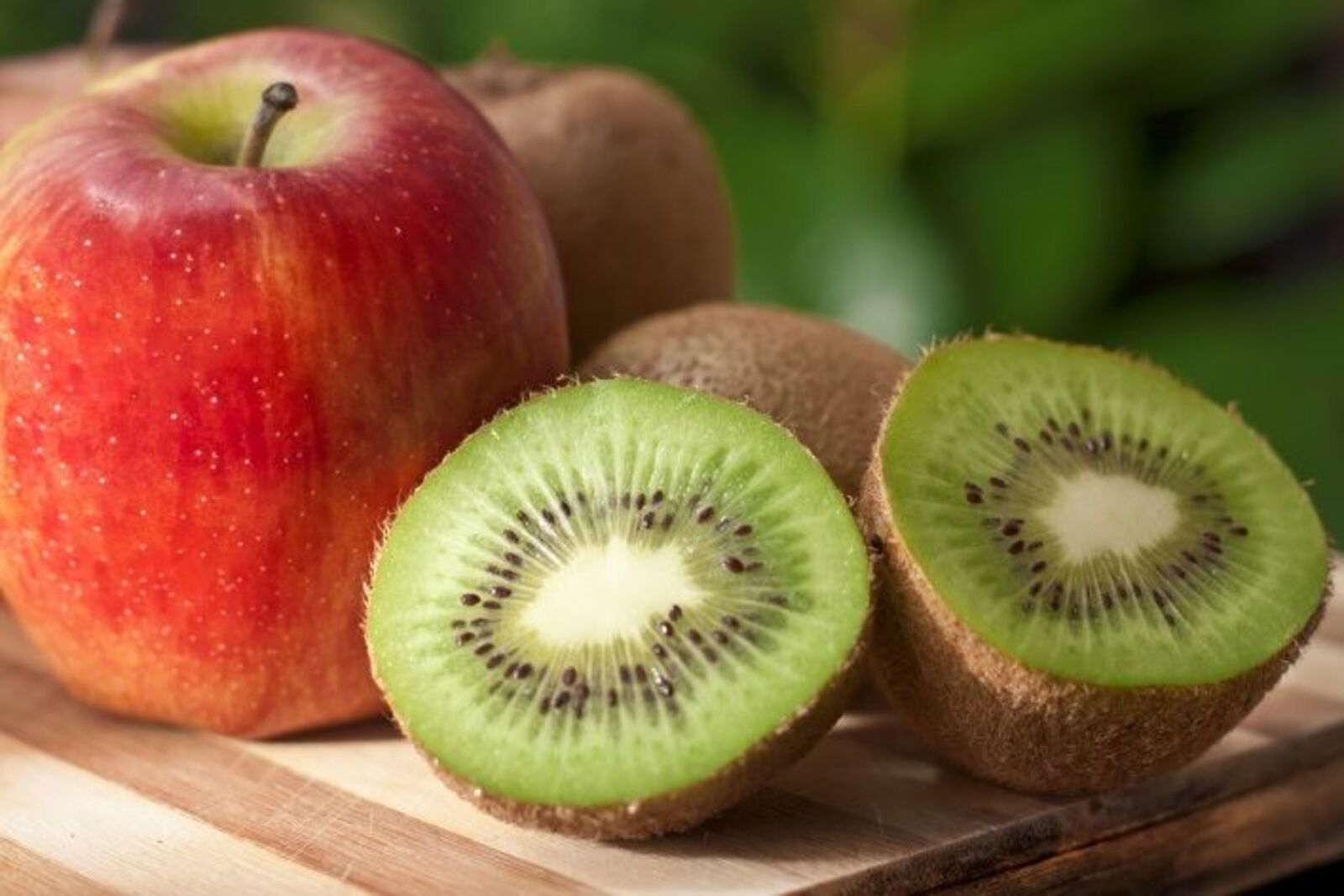 Алма файдалыракмы, әллә кивимы?