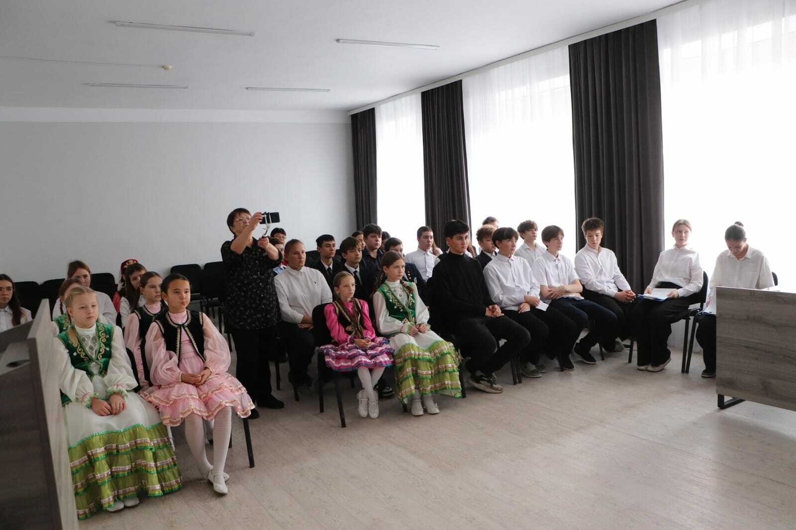 Милли бию көне белән, дуслар!