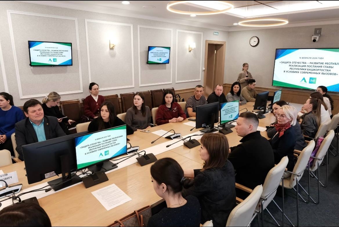 Патриотик темага багышланган түгәрәк өстәл