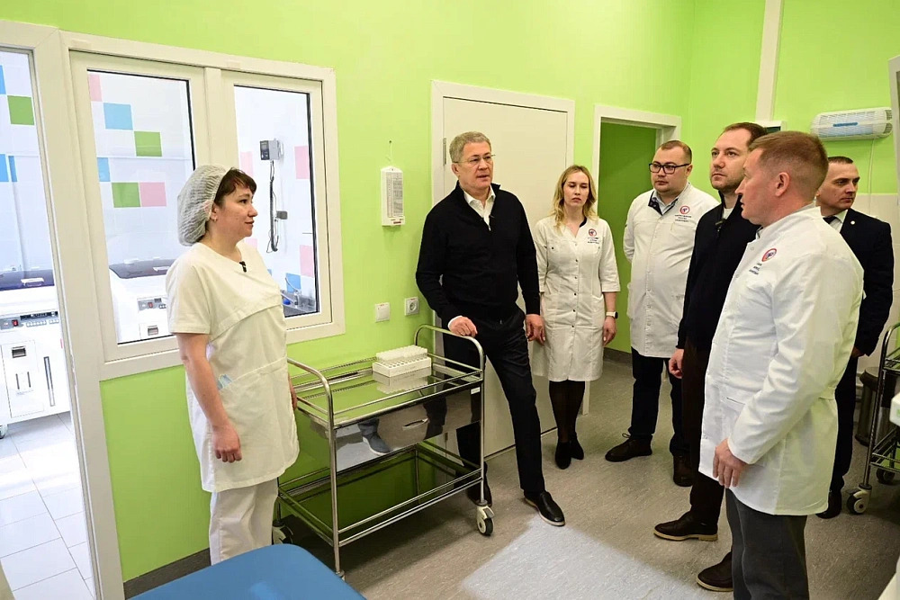 Радий Хәбиров Кырмыскалыдагы яңа балалар поликлиникасында булды