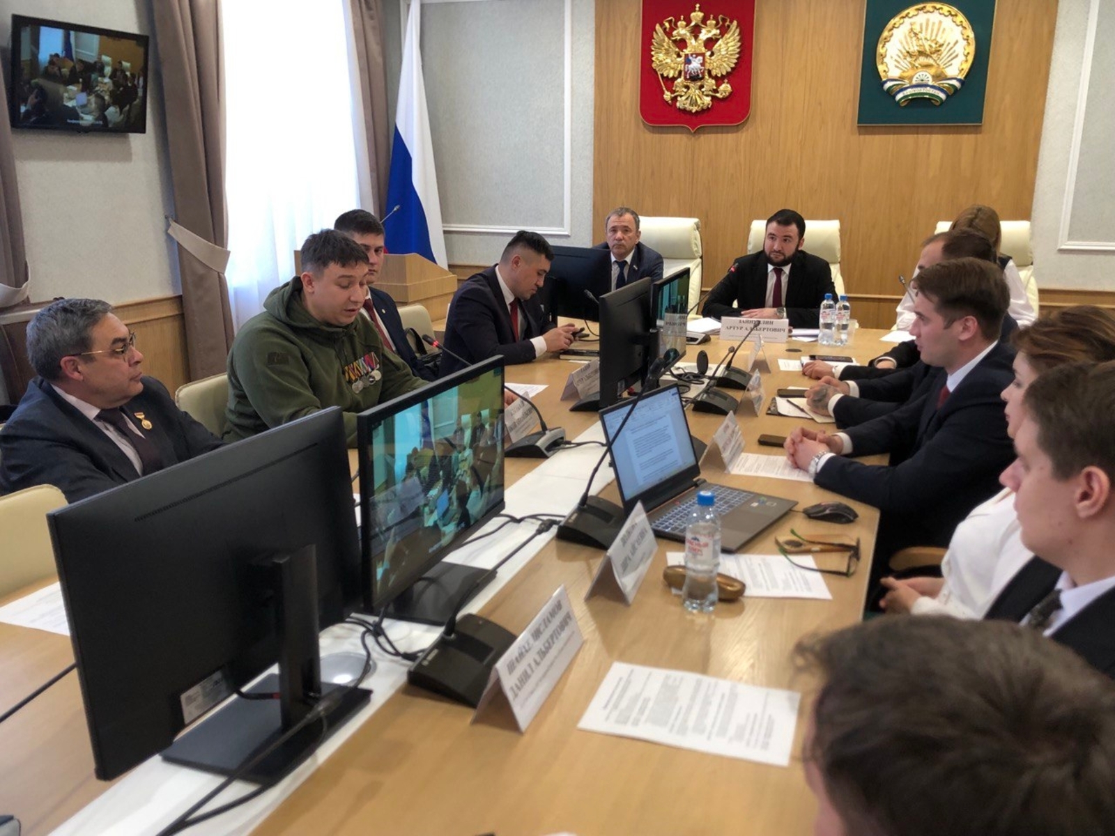 Патриотик темага багышланган түгәрәк өстәл