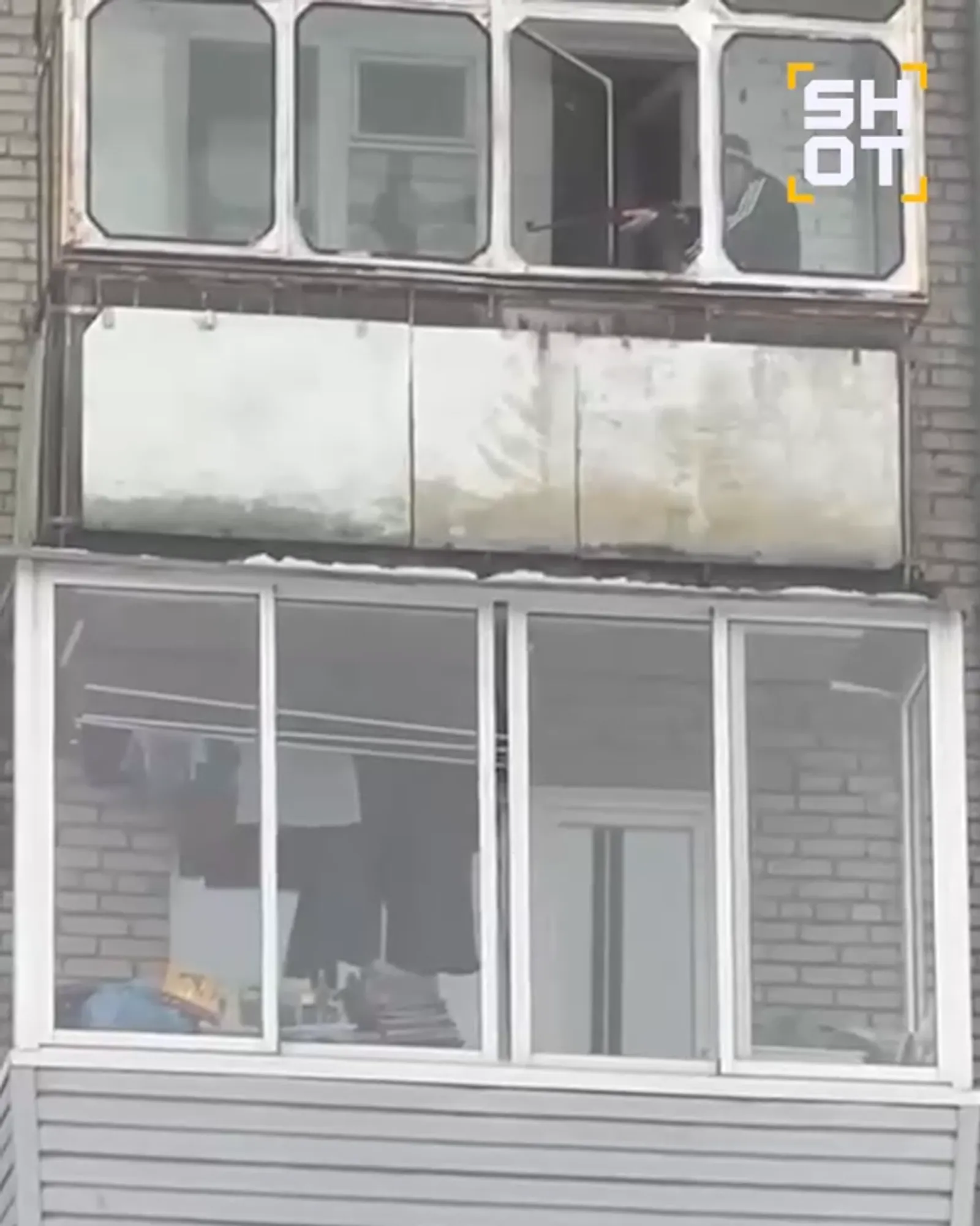 Балконга винтовка тотып чыгып баскан