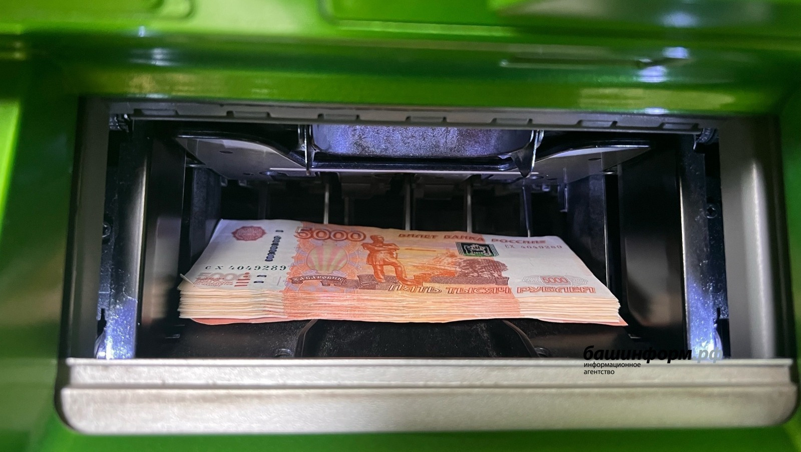 Эшкуар  “дустына” 5000 000 сум күчергән