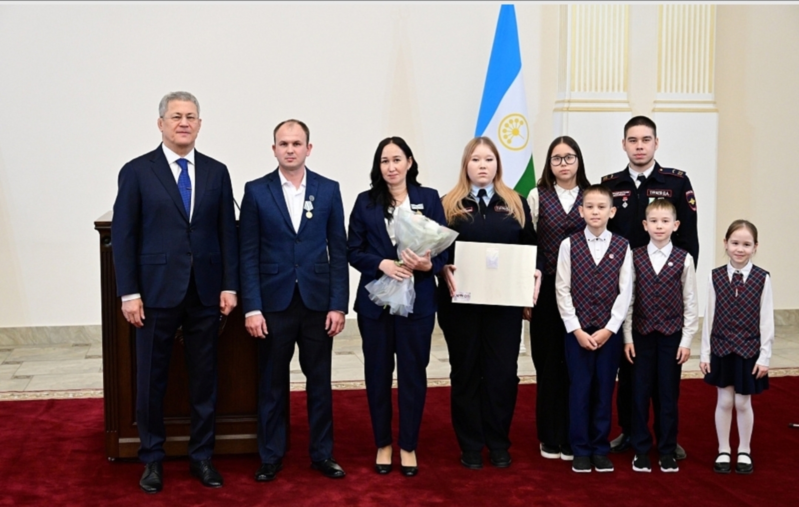 Радий Хәбиров Якуповлар гаиләсенә "Ата-ана даны" ордены медален тапшырды