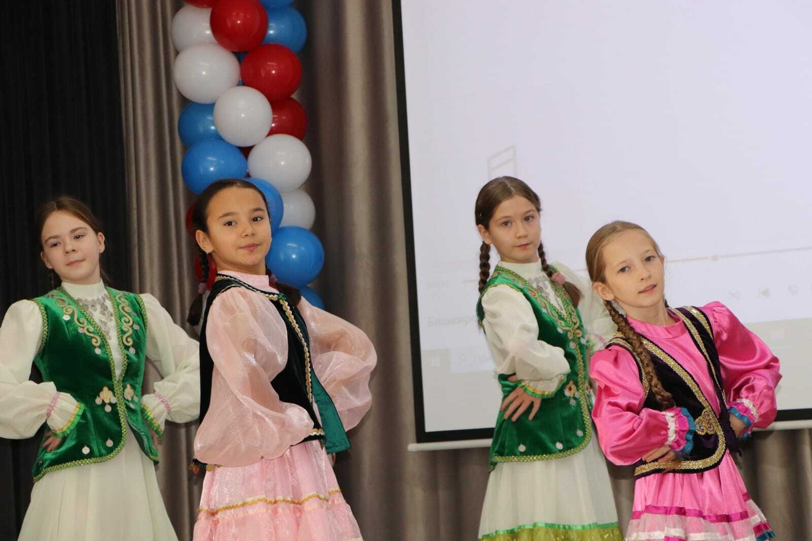 Милли бию көне белән, дуслар!