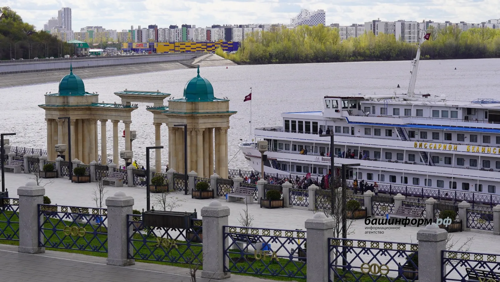 Агыйделдә ак пароходлар йөзә