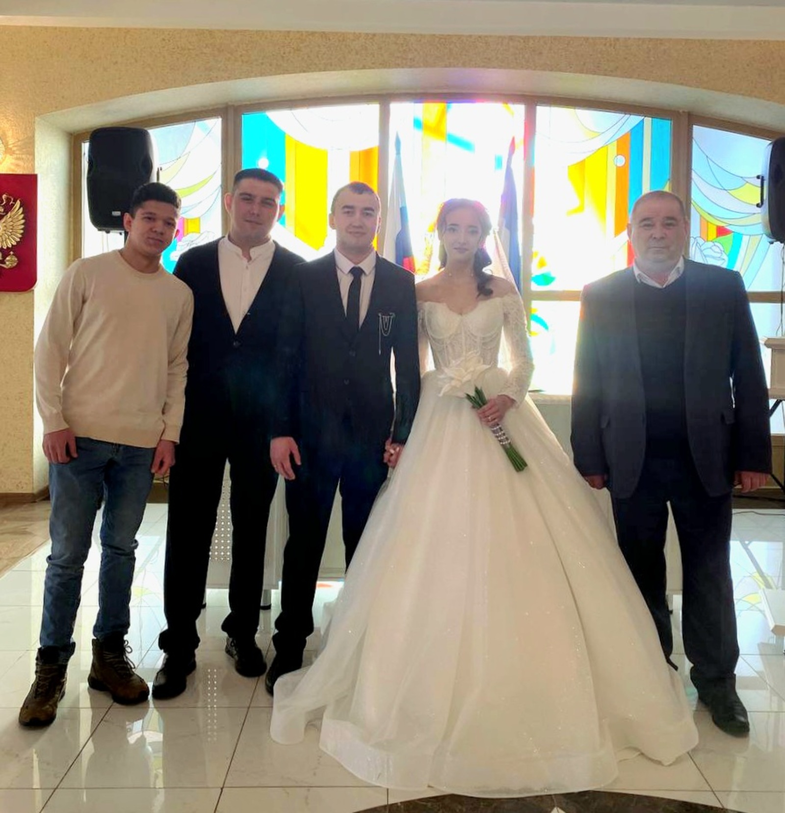 СВО хәрбиен һәм аның сөйгәнен туй көне белән котладылар