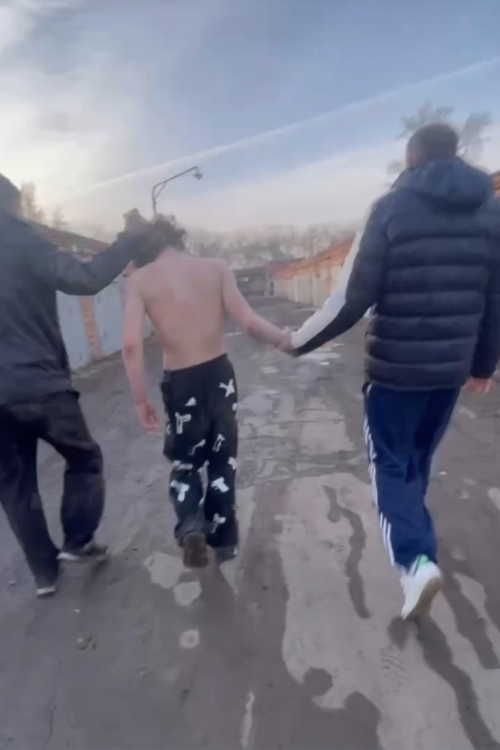 Яшүсмерне тышкы кыяфәте аркасында кыйнаганнар һәм  чәчен кискәннәр