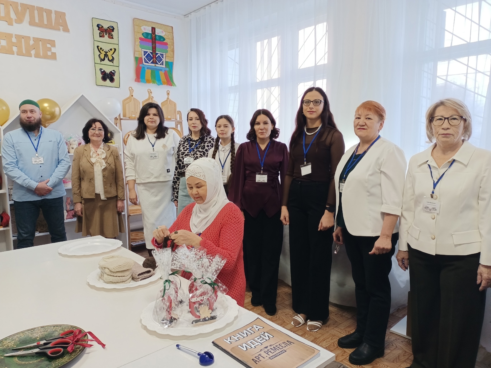 Алар үз куллары белән тылсым тудыра