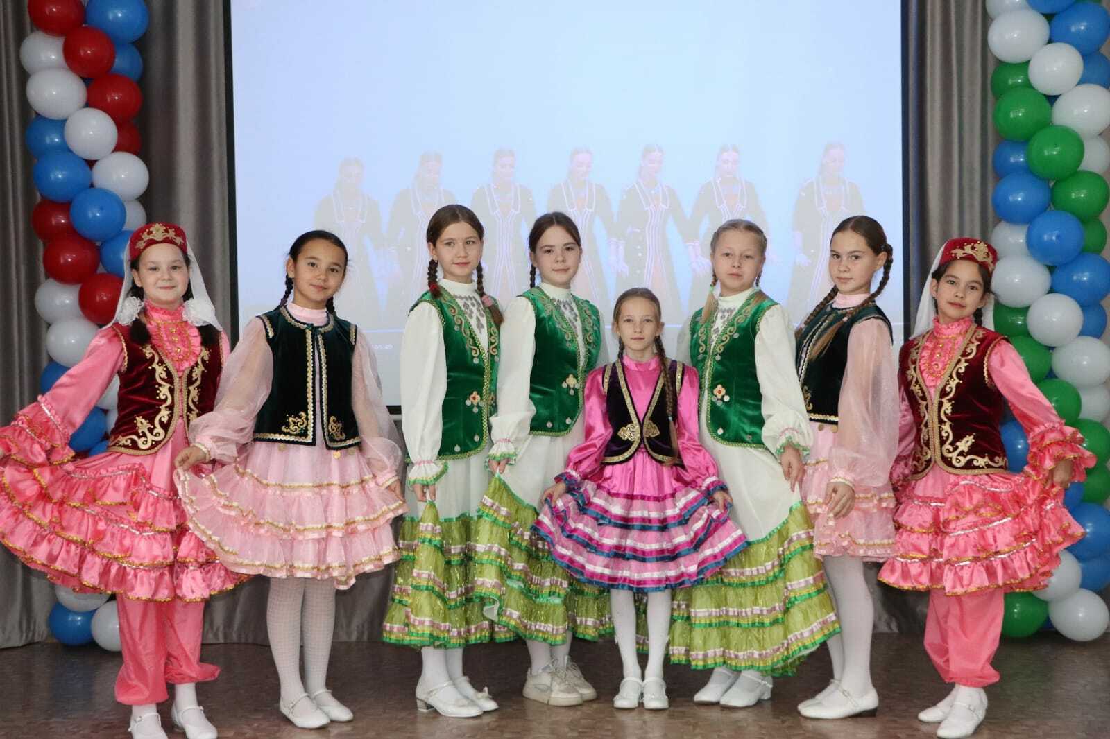 Милли бию көне белән, дуслар!