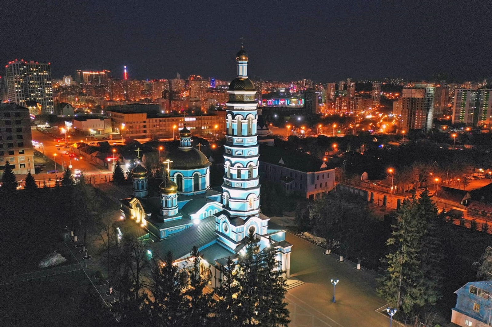 "Пасха шатлыгы күңелләрне җылытсын!"