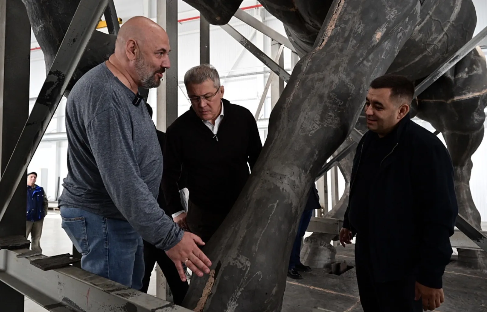 Радий Хәбиров Салават Юлаев һәйкәлен реставрацияләү барышы белән танышты