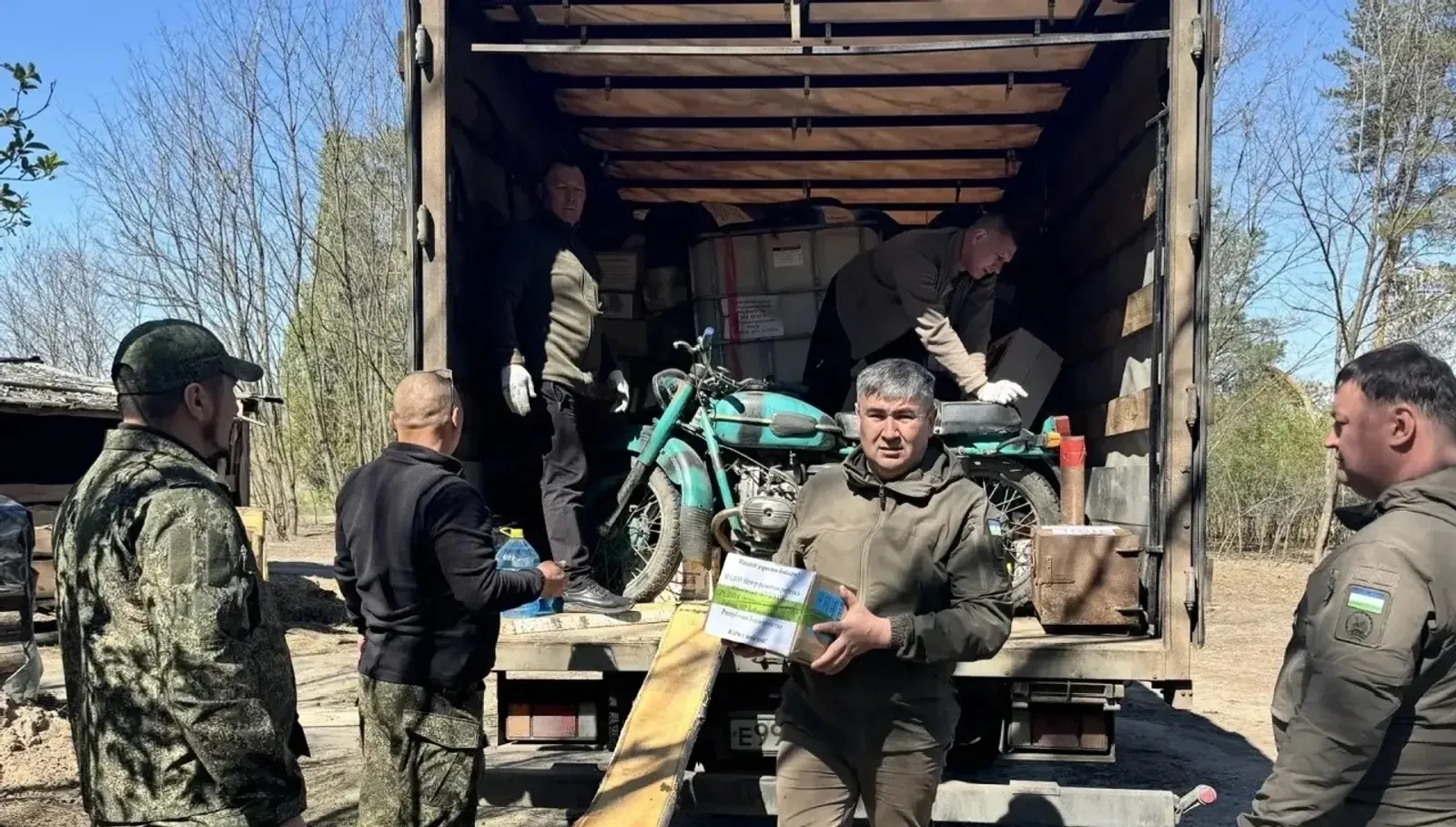 Баймак районы башлыгы яугирләргә гуманитар конвой илткән