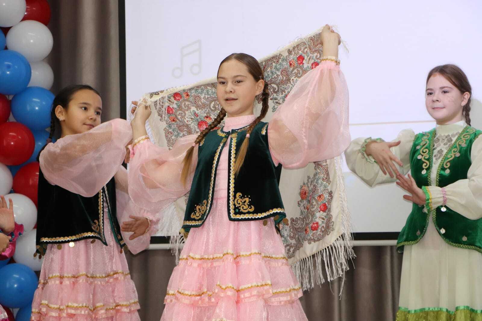 Милли бию көне белән, дуслар!