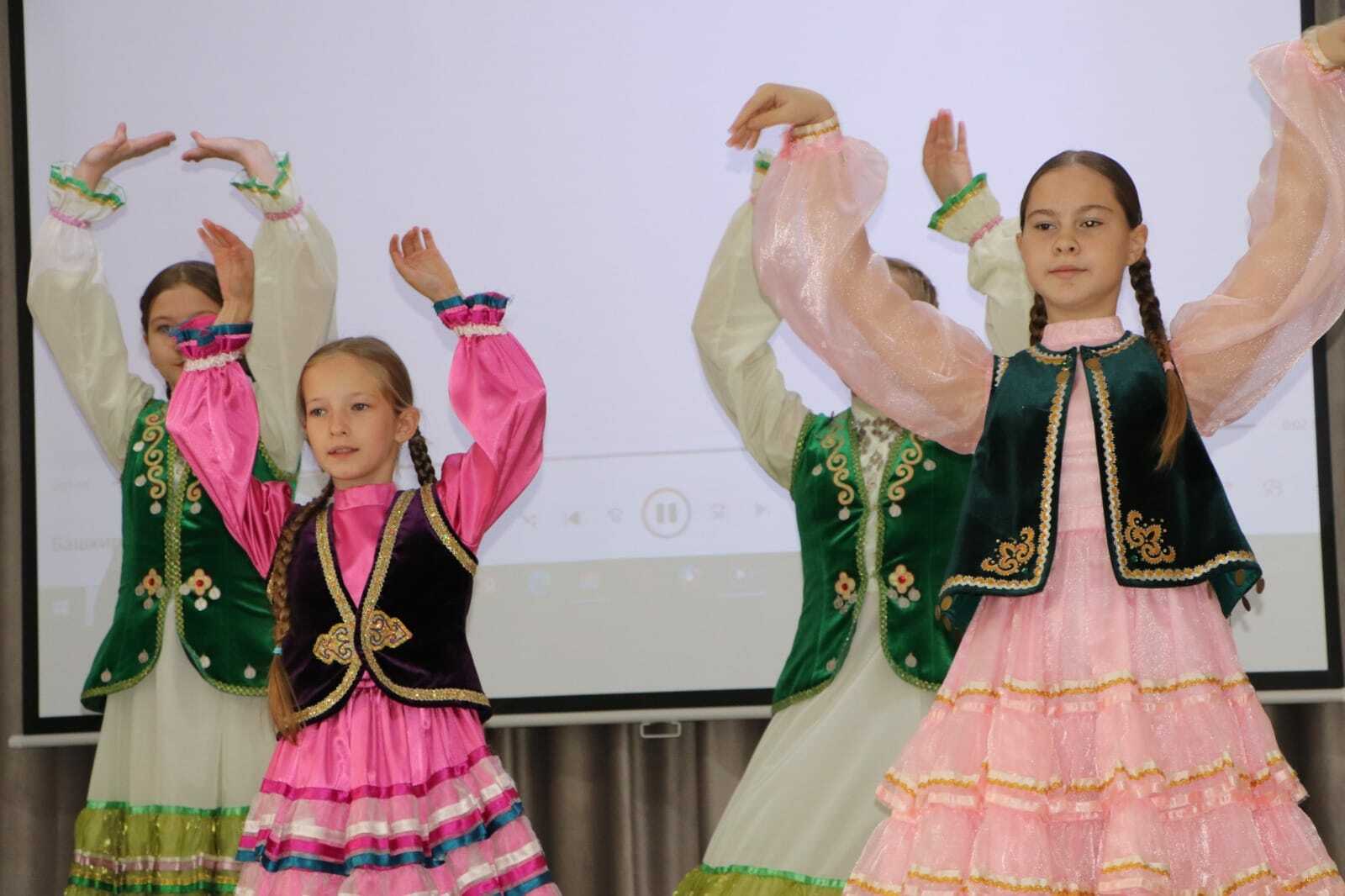 Милли бию көне белән, дуслар!