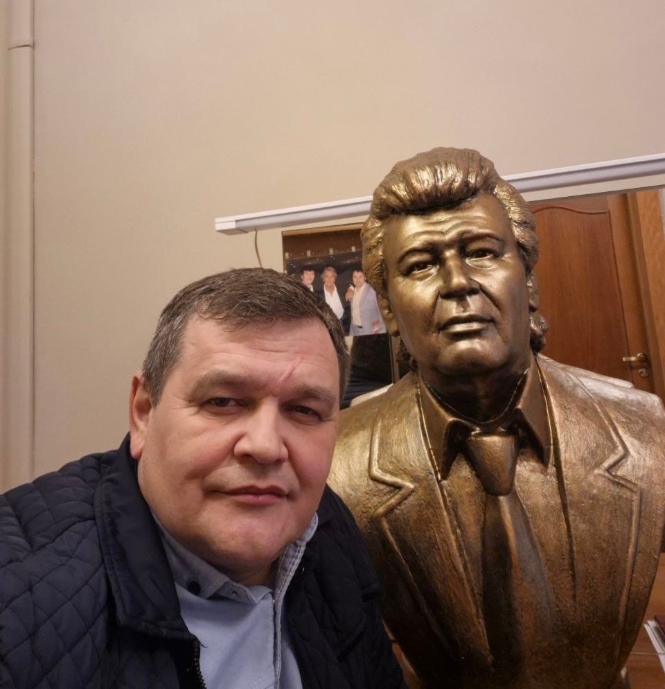 Азамат Гафаров әтисенең бюстын кайтарткан