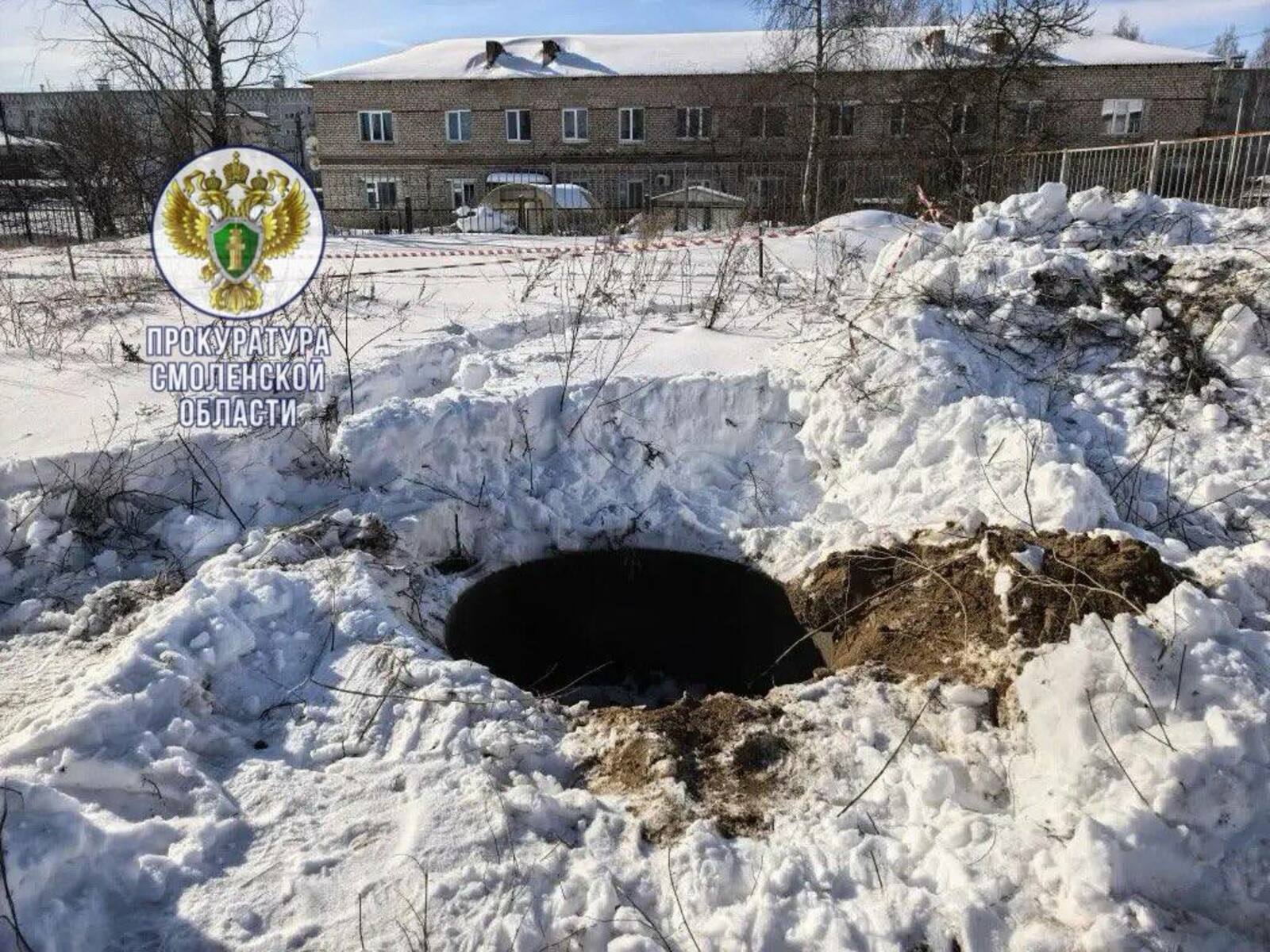 Җиде яшьлек бала люк астында төшеп киткән