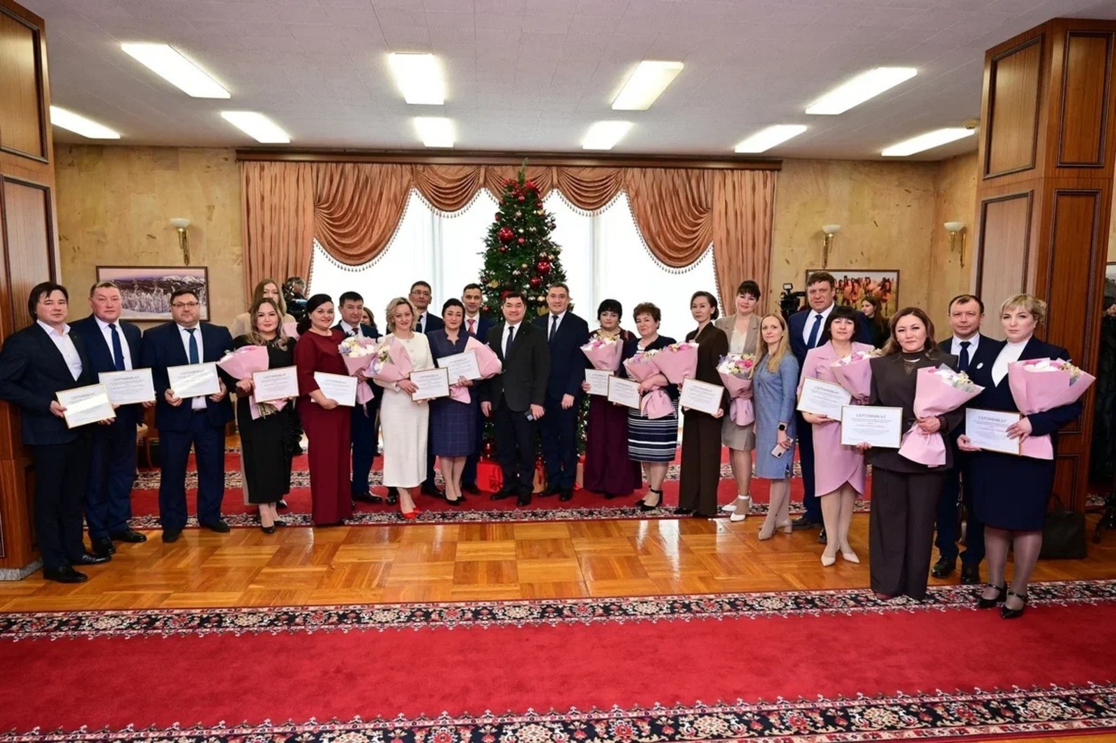 Авыл мәктәпләре директорларына грантлар алуга сертификатлар тапшырдылар