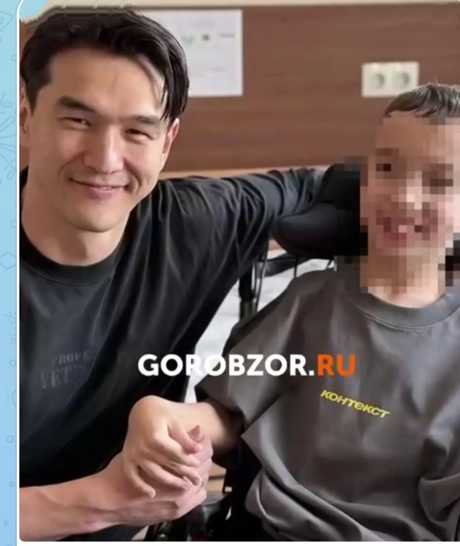 Комик Нурлан Сабуров Уфа хосписында бер балага бүләк биргән