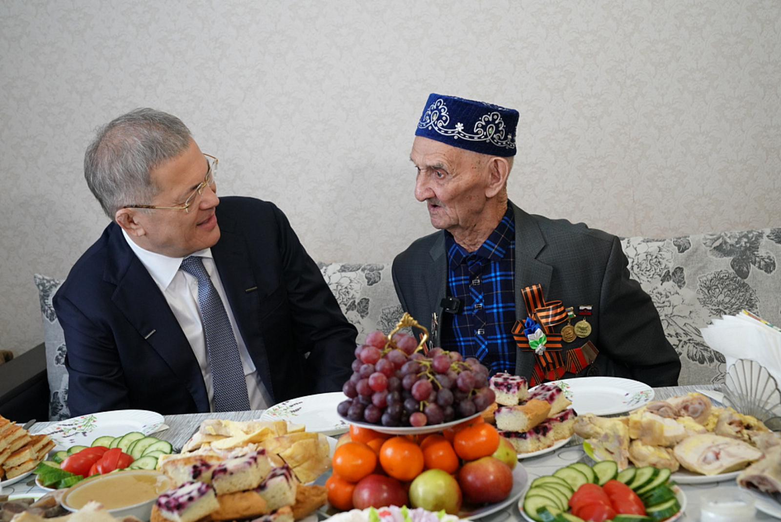 Радий Хәбиров  Бөек Ватан сугышы ветераны янында булды