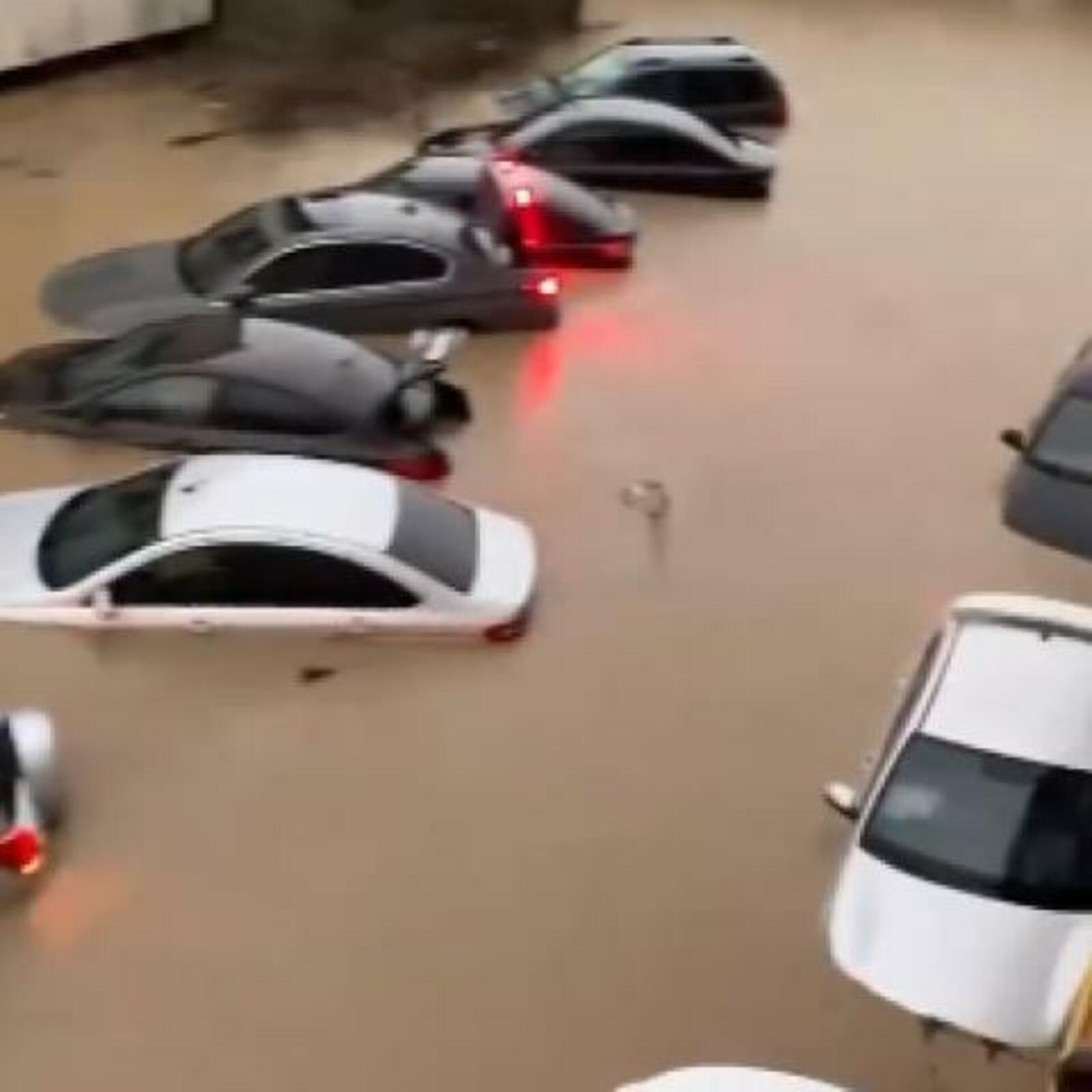 Дагыстанда көчле су басу, машиналар ага