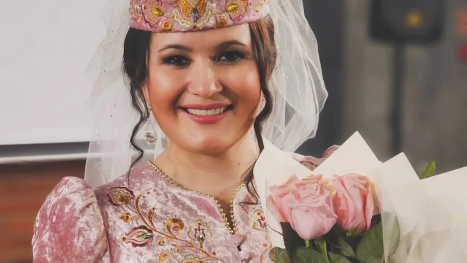 «Әлегә ике шәһәргә яшибез»: популяр татар җырчысы кияүгә чыккан