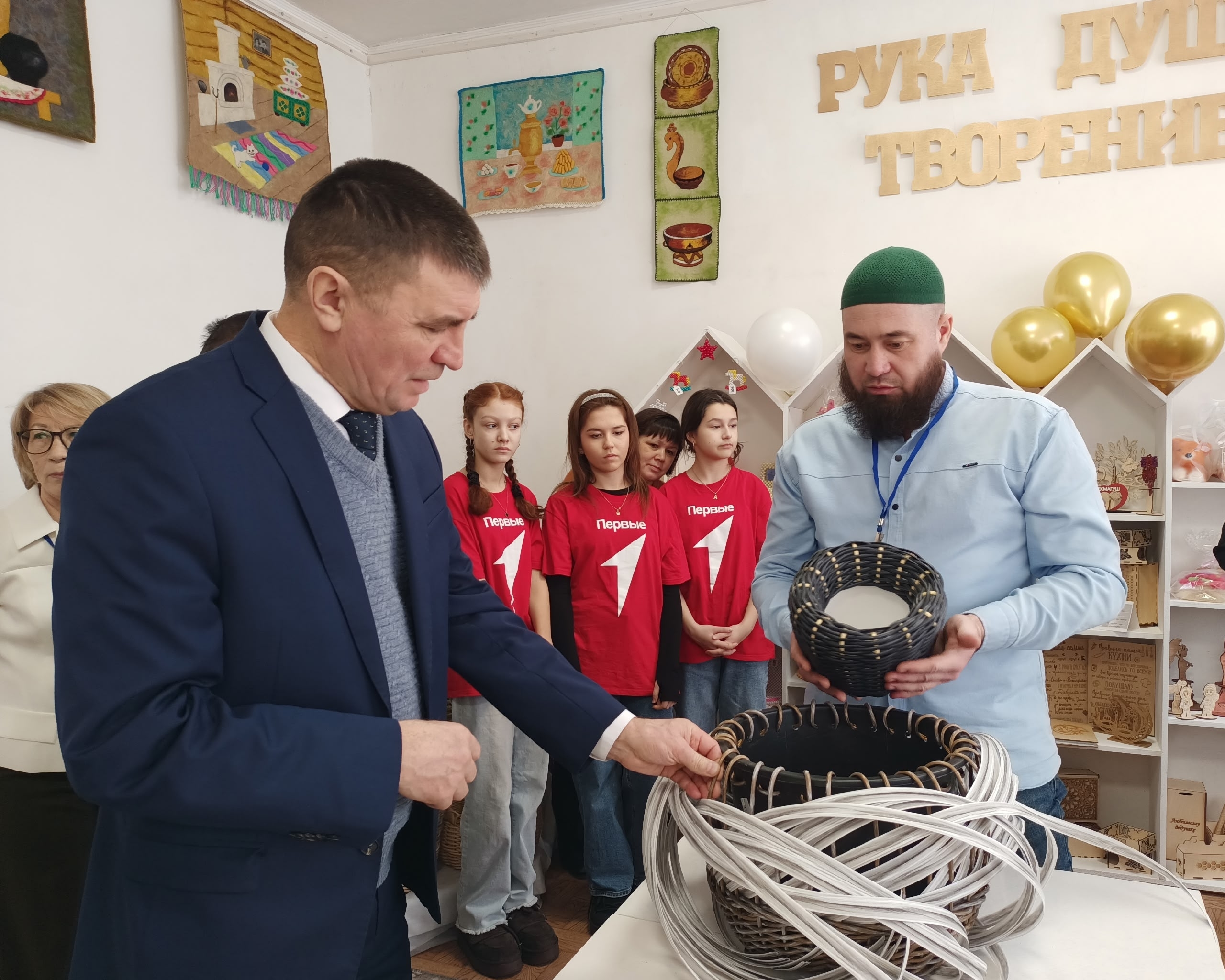 Алар үз куллары белән тылсым тудыра