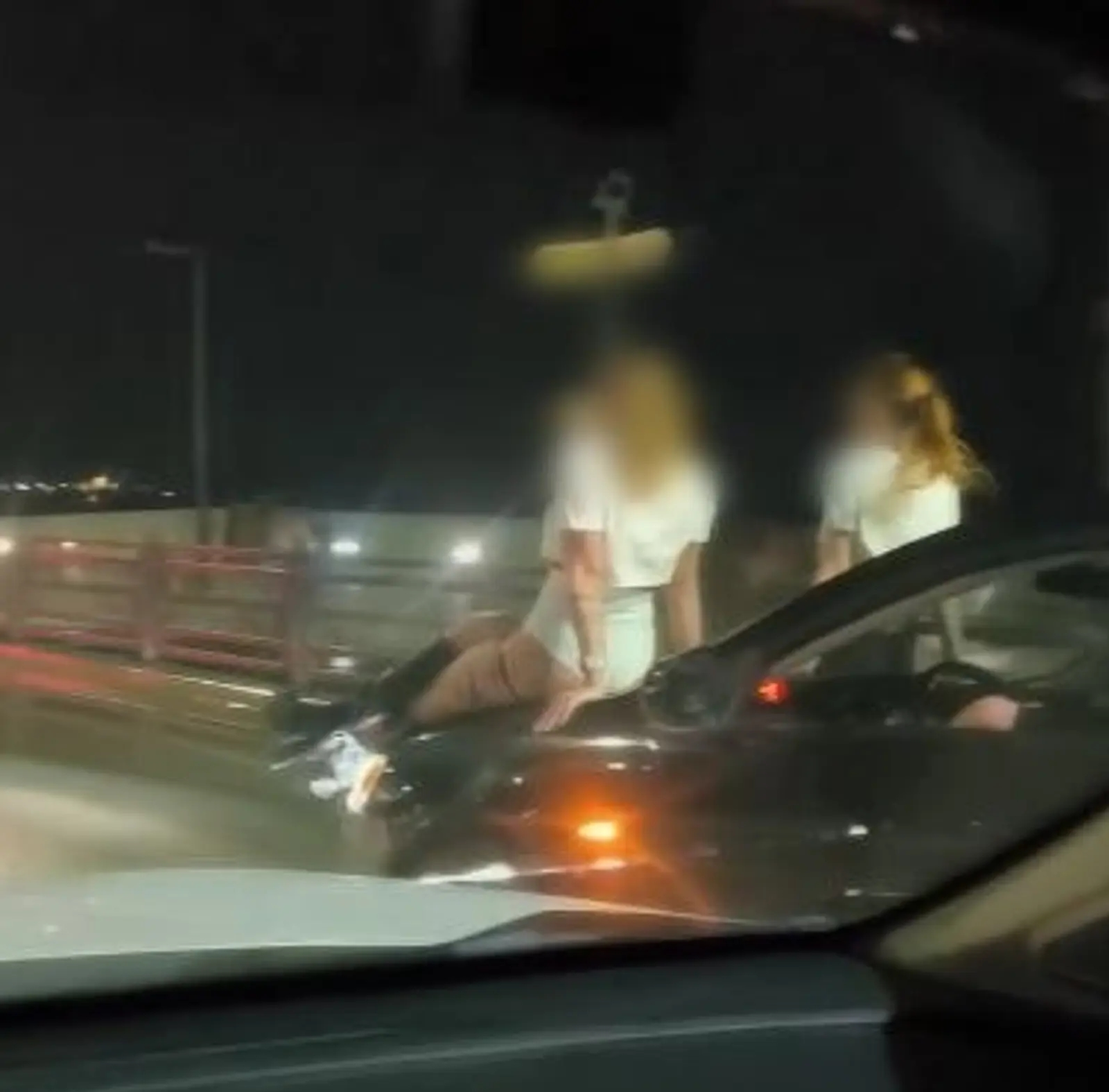 Кызларны капотка утыртып йөрткән