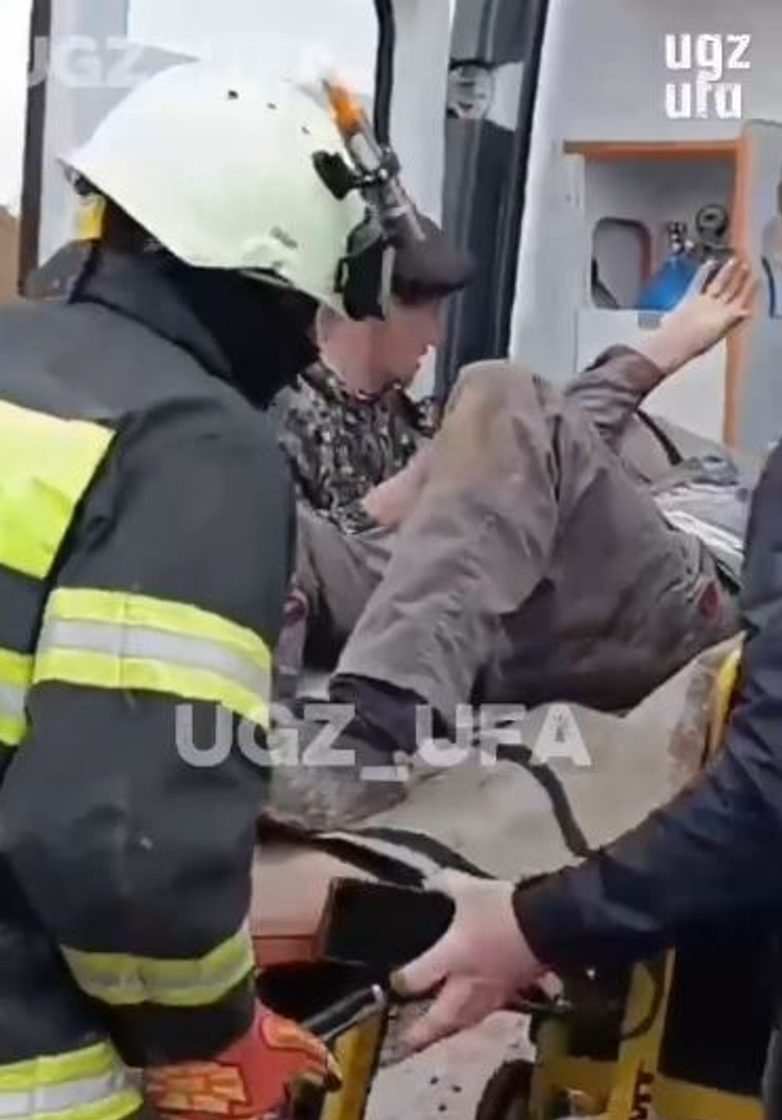 Үзенең йөк машинасы тәгәрмәче астында калган